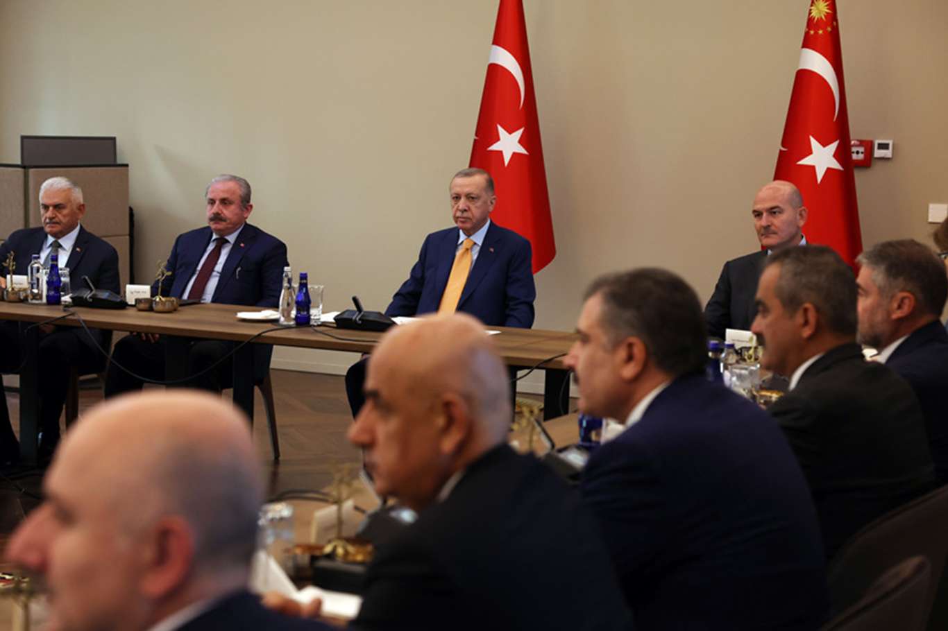 Cumhurbaşkanı Erdoğan, Ahlat'ta bölge valileriyle bir araya geldi Cumhurbaşkanı Erdoğan, Ahlat'ta bölge valileriyle bir araya geldi